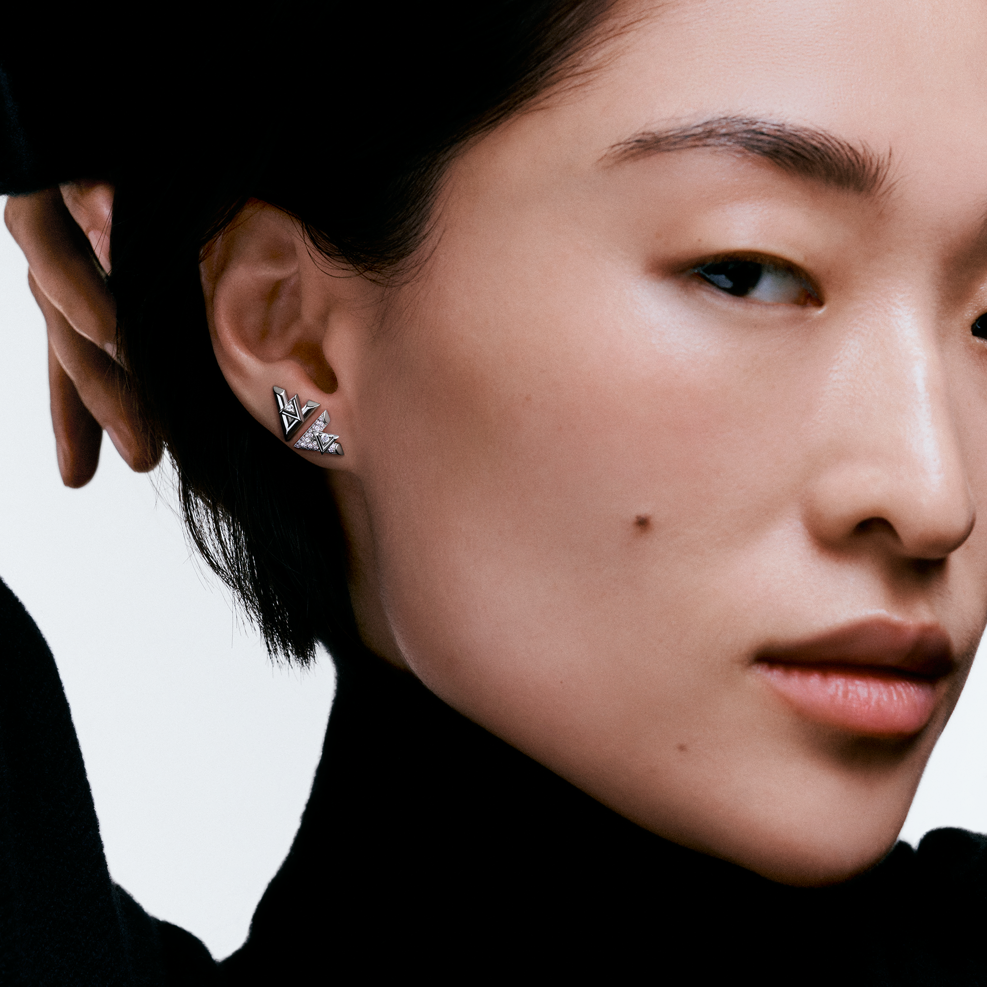Categories Earrings LV Volt One Stud | Louis Vuitton ® (Product zoom)